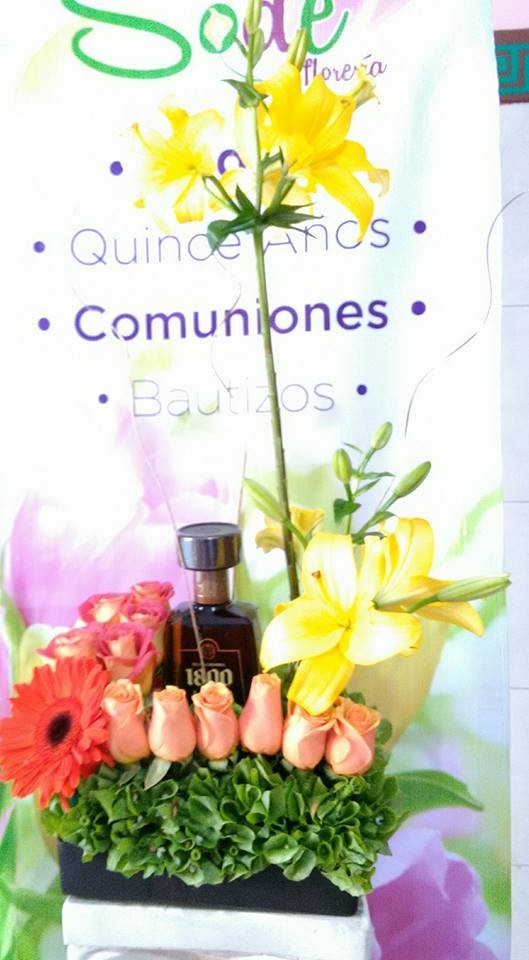 botella de tequila  decorada con flores