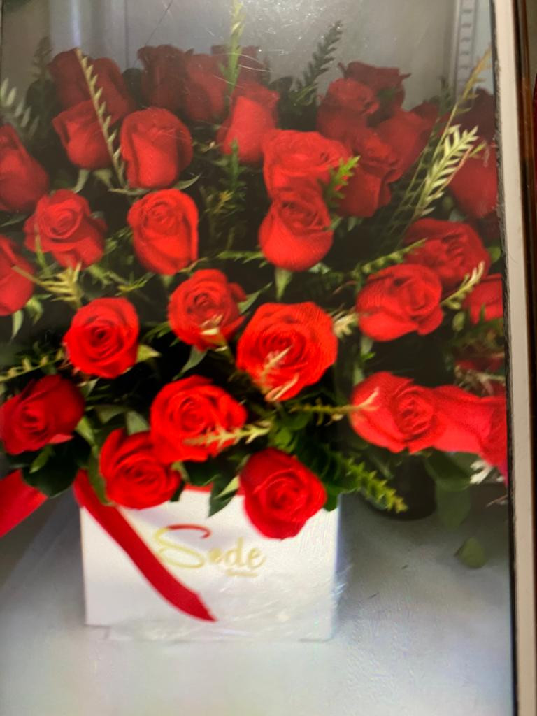 caja  blanca  con 40  rosas