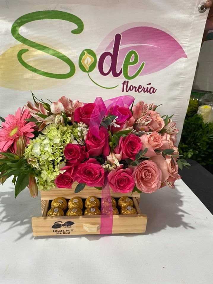 Baúl de madera con chocolates y rosas rojas  