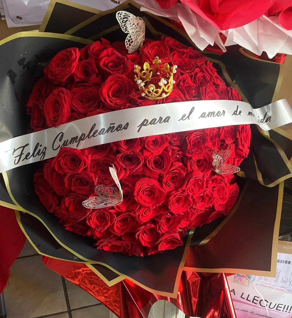 RAMO DE 100  ROSAS  CON  CORONA Y BANDA
