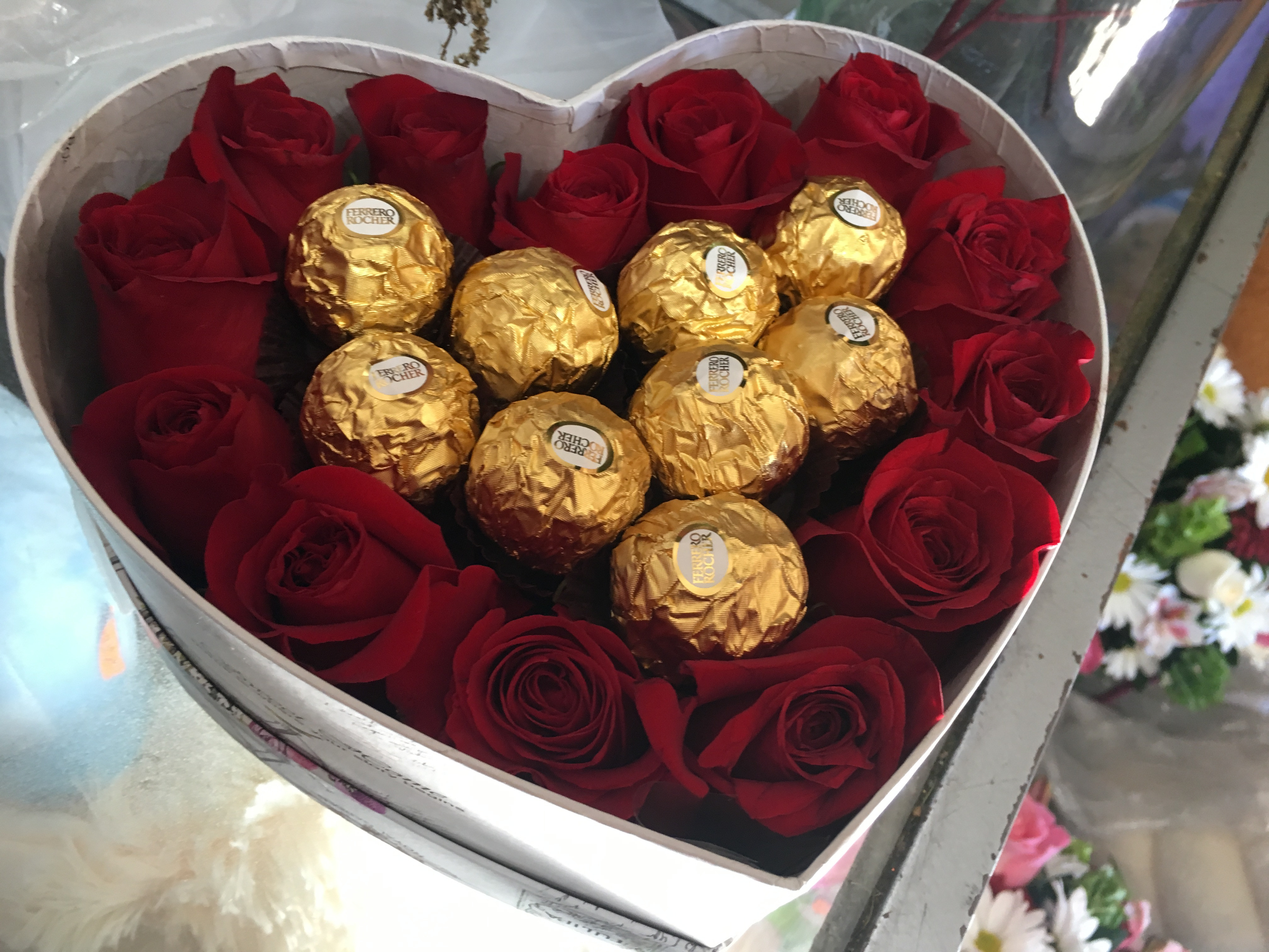 caja de  corazon y  chocolates