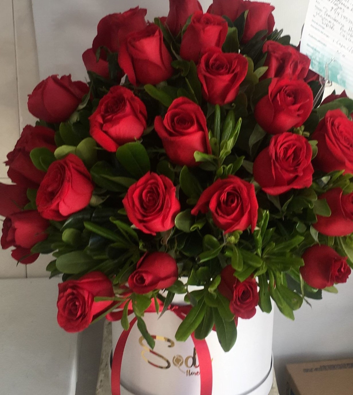 caja con 50  rosas