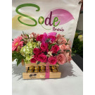 Baúl de madera con chocolates y rosas rojas  