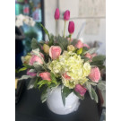 ARREGLO  FLORAL  CON  ROSAS TULIPANES  Y  FOLLAJES  FINOS  EN BASE  BLANCA  DE C ERAMICA