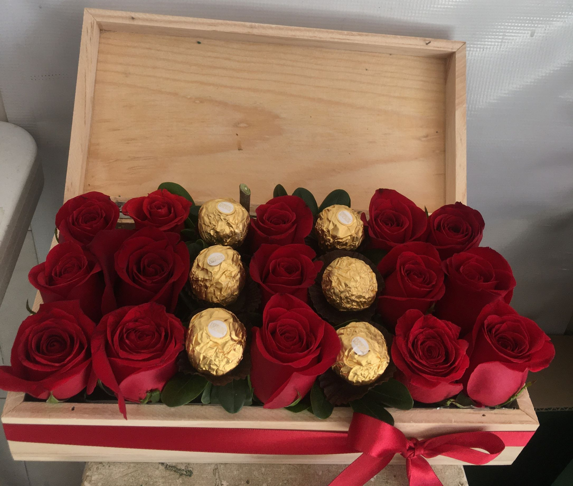 caja de madera rosas y chocolates