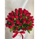 caja  blanca  con 70 rosas  rojas