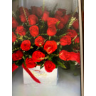 caja  blanca  con 40  rosas