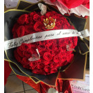 RAMO DE 100  ROSAS  CON  CORONA Y BANDA