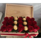 caja de madera rosas y  chocolates