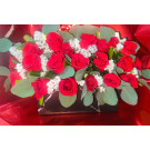 caja   cuadrada con  20  rosas  rojas